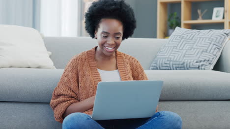 mujer trabajando desde casa en una computadora portátil