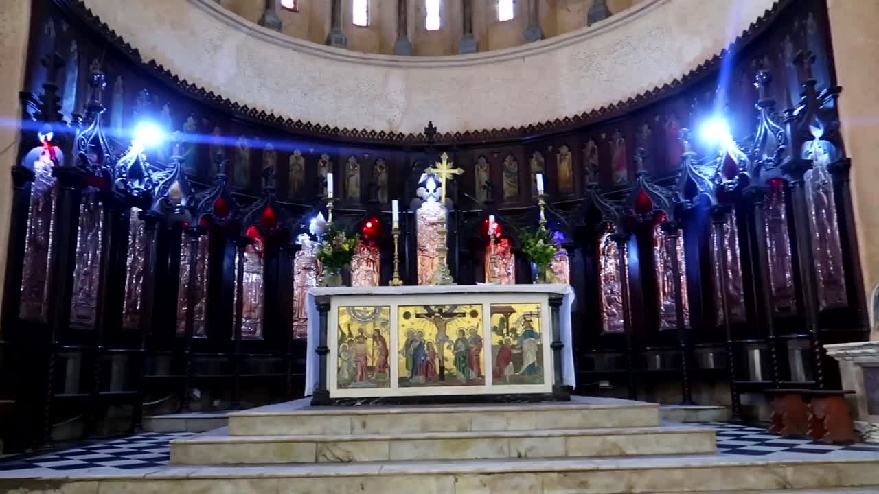 altar de una iglesia católica de zanzíbar ubicada donde los esclavos del este de áfrica fueron azotados