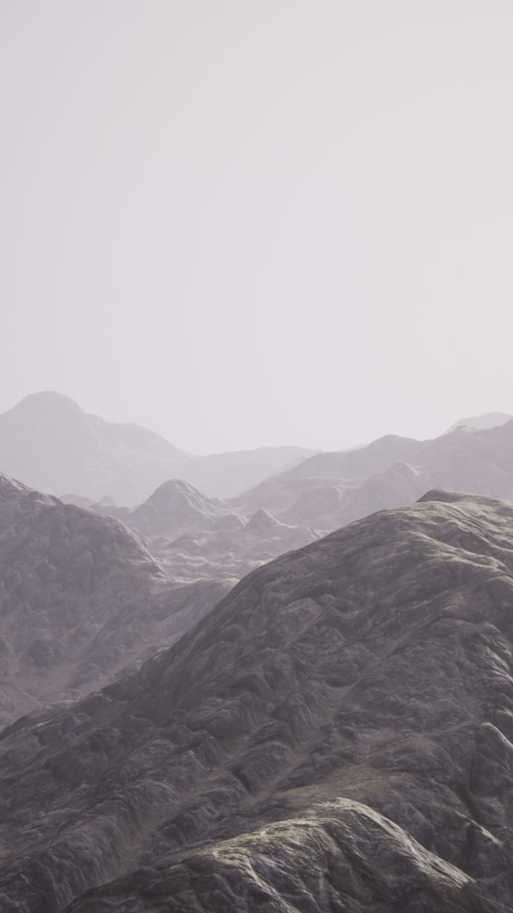 majestuosas montañas rocosas con niebla