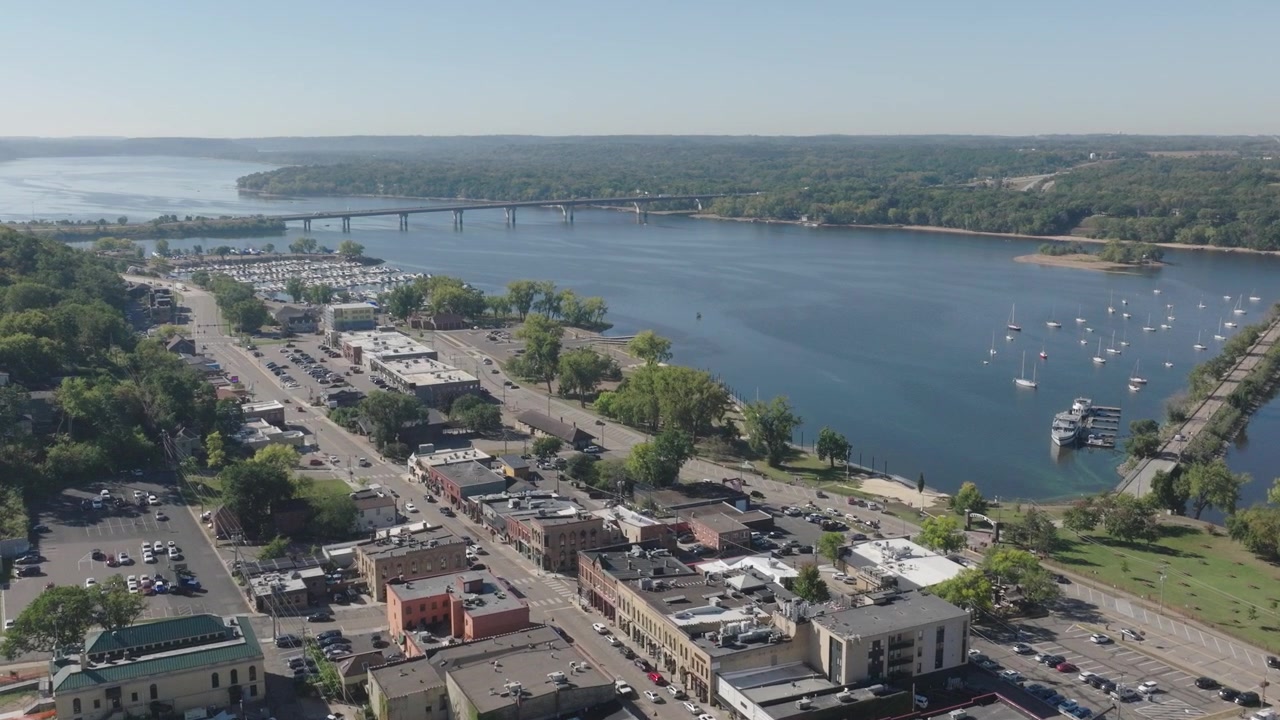 Vista dinamica con drone del centro di Hudson, Wisconsin, vicino al fiume St. Croix negli USA