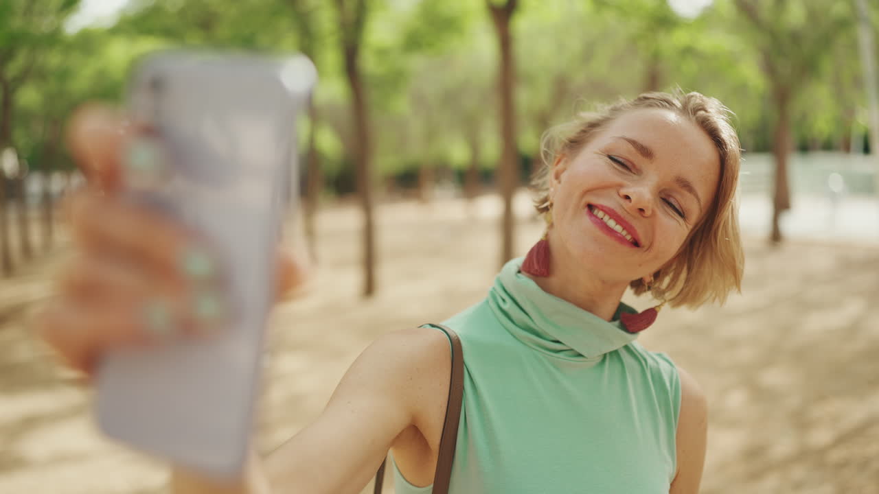 Nainen ottaa selfien puistossa