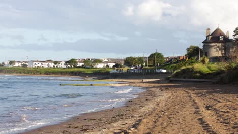 Malahide-Strand-An-Einem-Sonnigen-Tag-Mit-Autos-Im-Hintergrund