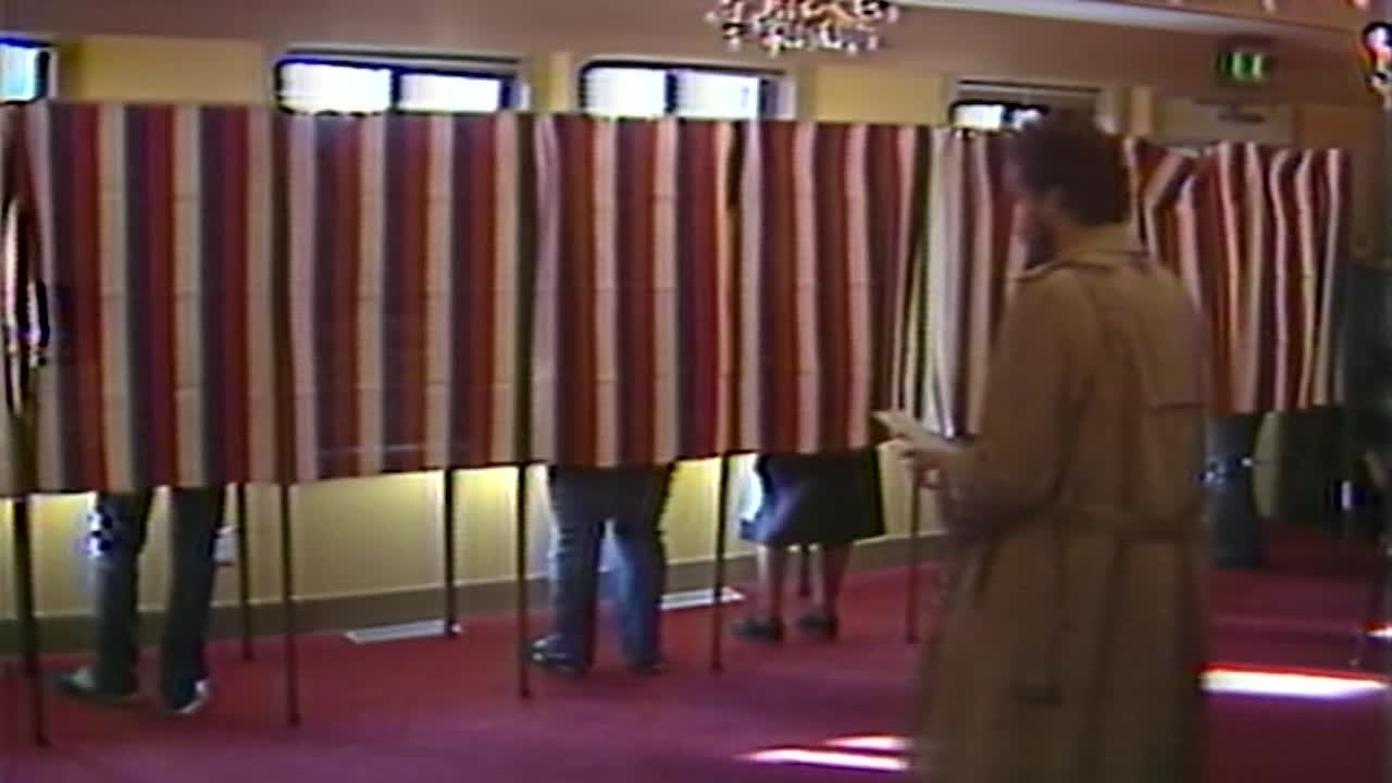 투표소에서 투표하는 사람들