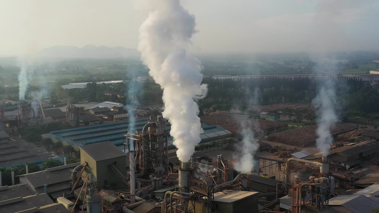 vista aerea. impianti industriali con camini di inquinamento, inquinamento atmosferico da impianti industriale