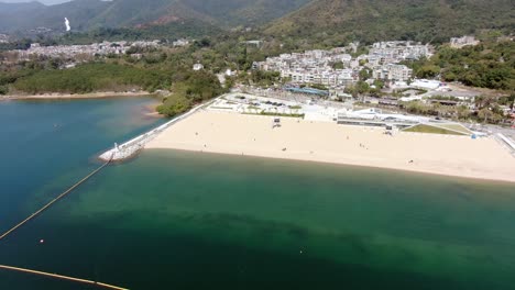 vista aérea de la costa de hong kong lung mei tsuen, incluida una extensión de playa artificial