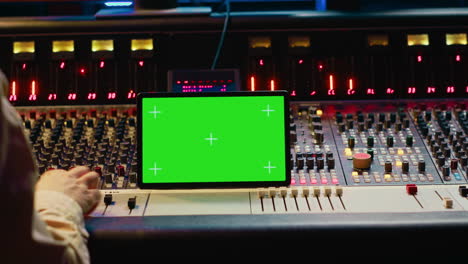 experto en mezcla de audio y masterización de melodías en software de edición