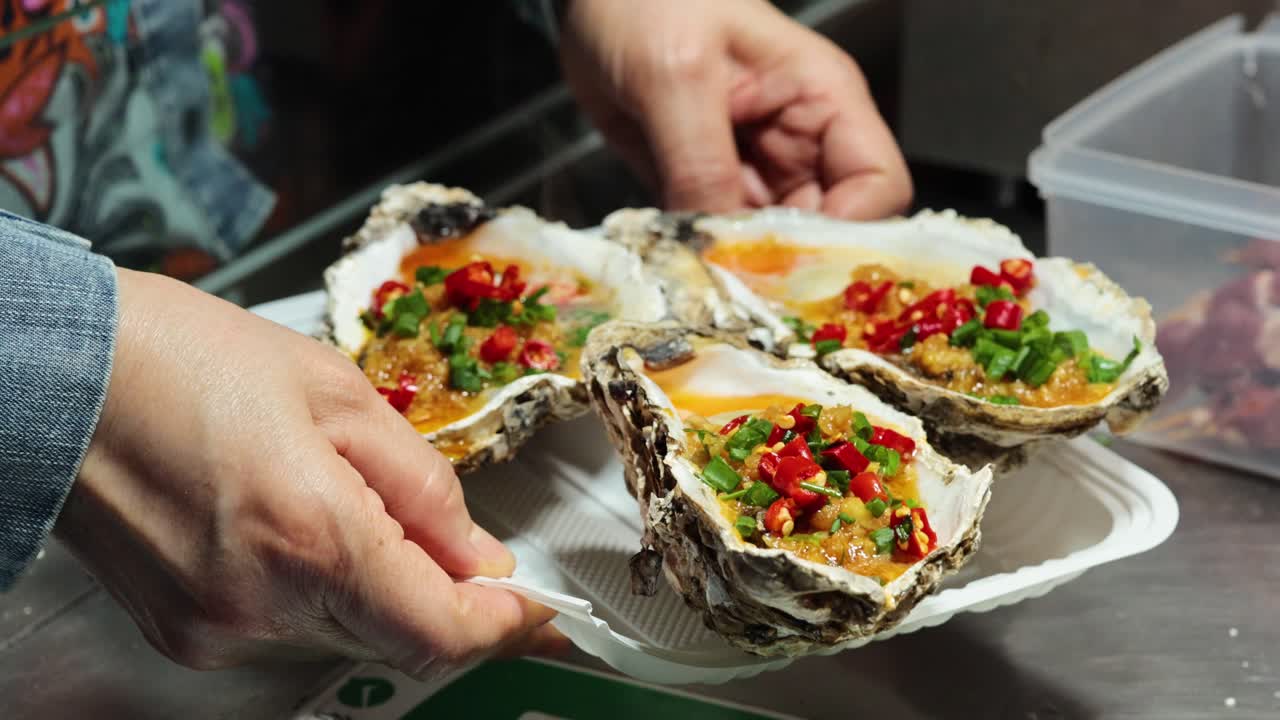 손은 다채로운 김으로 오스트리를 준비하고 있습니다.