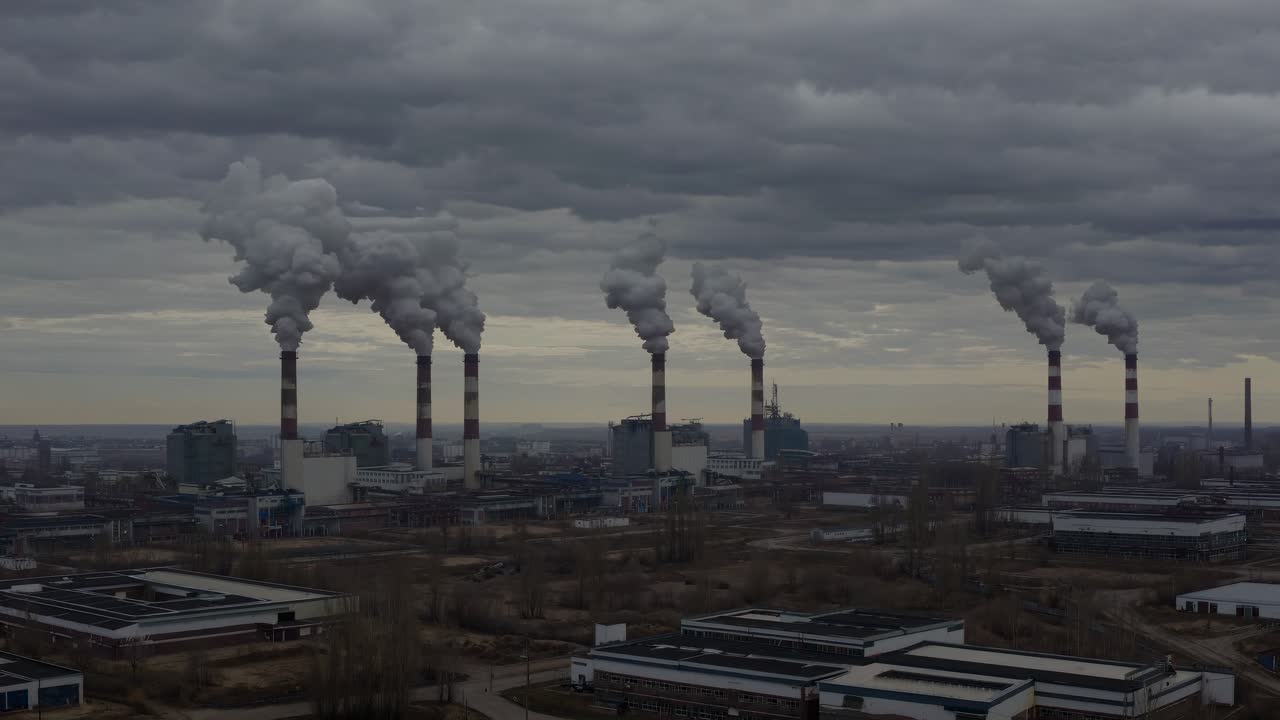 Impianto industriale con ciminiere in una giornata nuvolosa