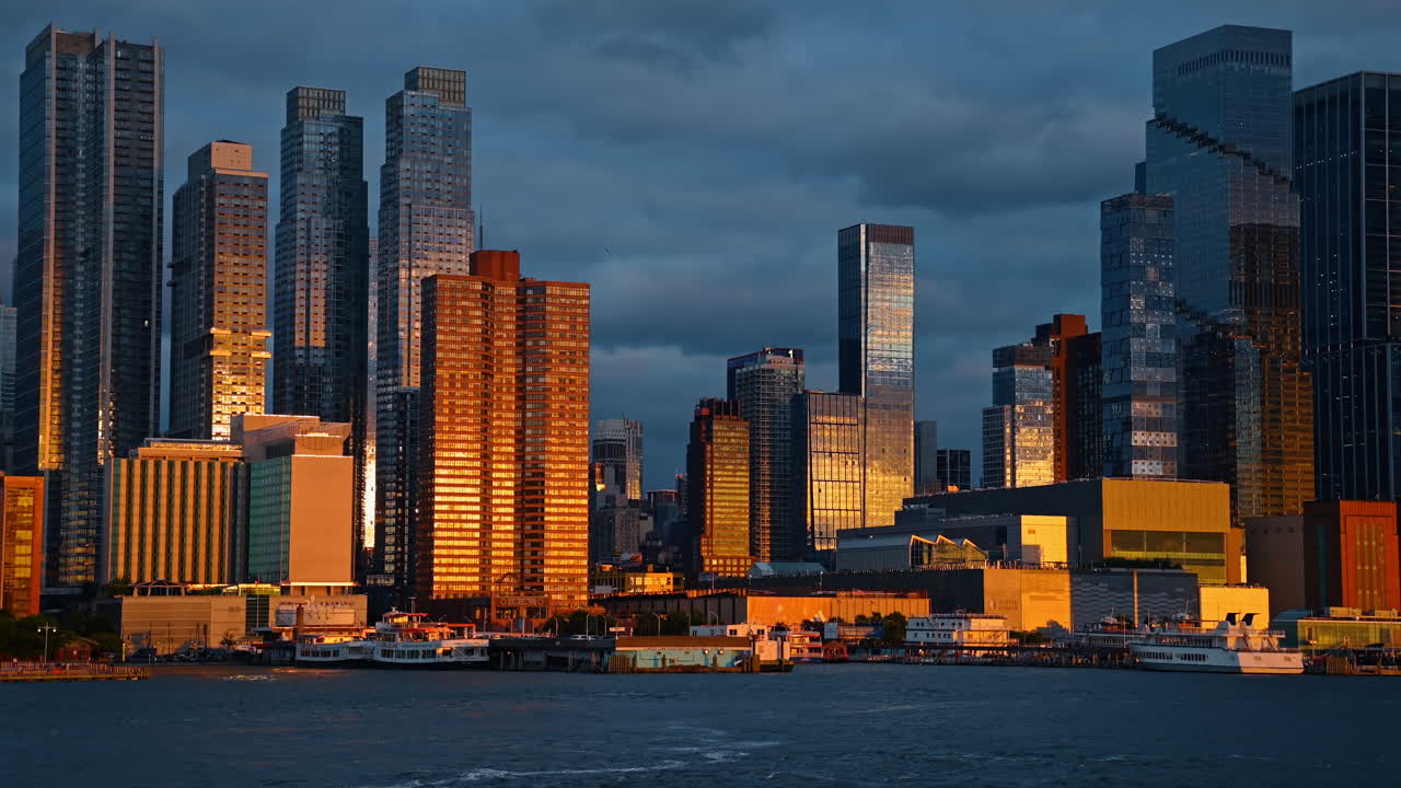 New York, USA, 5 maggio 2025: Tramonto dello skyline di Manhattan e degli edifici del Javits Center. Vista prospettica dello skyline di New York City con luce dorata che colpisce i moderni edifici di vetro lungo il fiume Hudson.