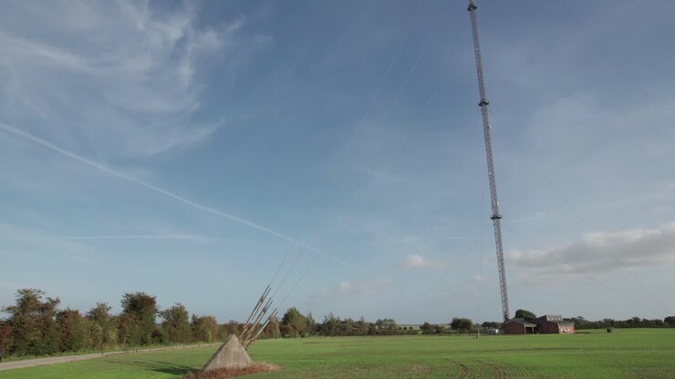 Antenna della stazione di trasmissione su campo, torre mobile GSM - Ripresa panoramica