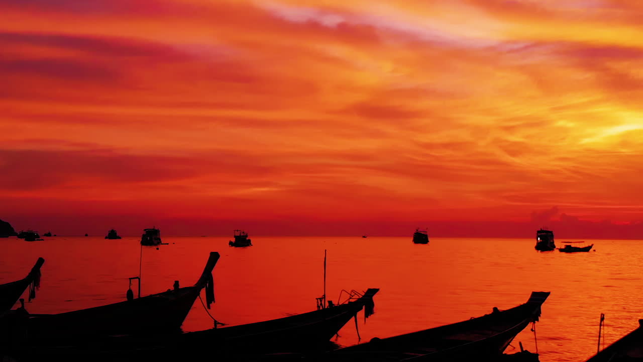 코타오 섬의 공중 촬영, 많은 보트가 태국을 떠다니는 사이리 해변의 슈퍼 일몰