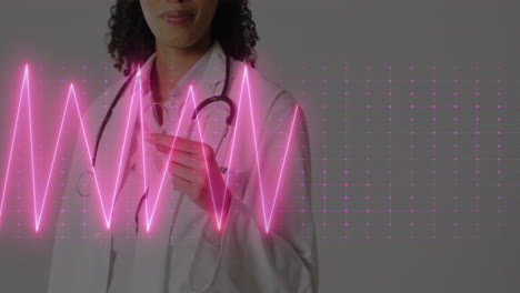 animación de un monitor de ritmo cardíaco sobre una mujer médica afroamericana sosteniendo una cinta en el hospital