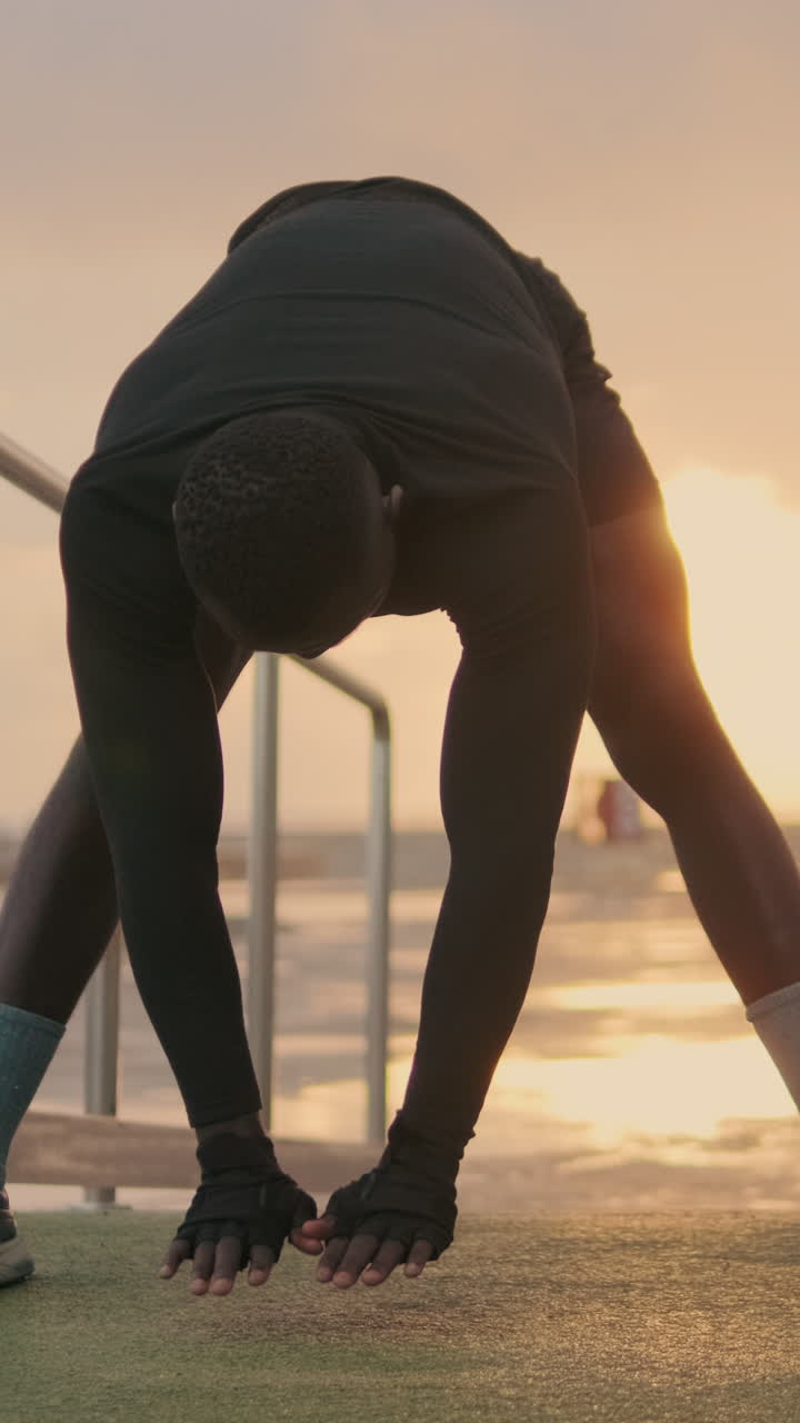 Uomo che fa stretching all'aperto durante il tramonto all'ora d'oro