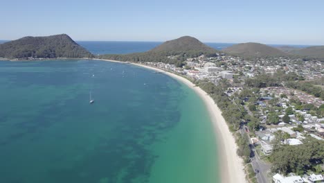 Panorama-Of-Shoal-Bay-With-Scenic-View-Of-Suburb-And-Mountains-In-NSW,-Australia