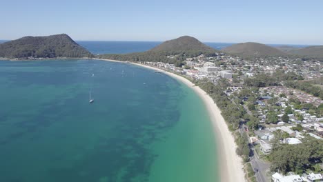 panorama de la bahía de shoal con una vista panorámica de los suburbios y las montañas en nsw, australia