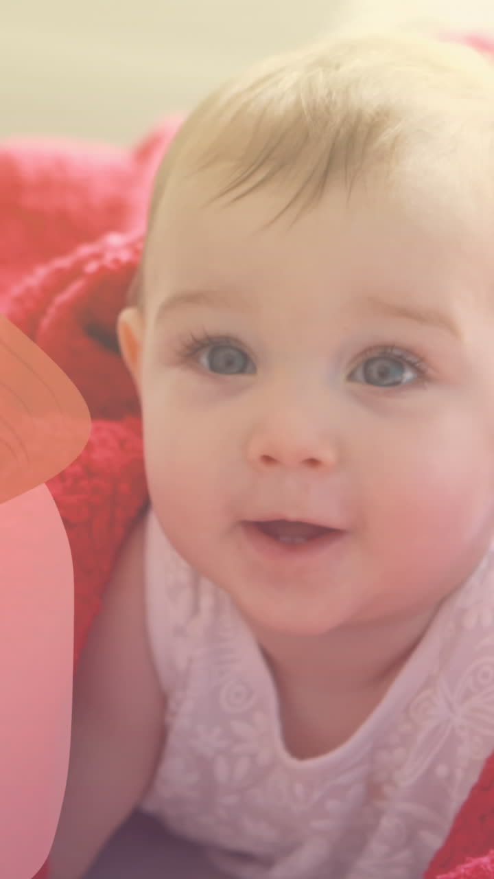 animación de la familia con el bebé sobre el bebé caucásico sonriendo