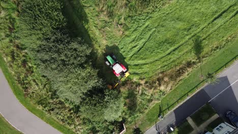 tractor en el campo recortando setos y arbustos, toma aérea