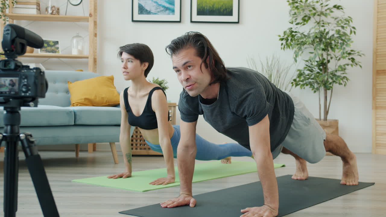 집 에서 요가 를 하는 부부