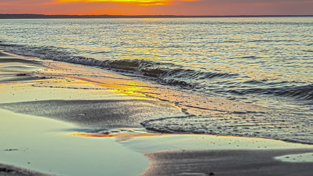 일몰 시간 동안 열대 섬의 해안과 해변에 도달하는 파도의 저속 촬영