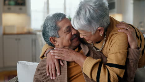 casa, abrazo y pareja de último año con amor