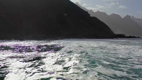 Olas-En-La-Costa-Montañosa-En-La-Zona-Rural-De-Anaga,-Tenerife,-Islas-Canarias,-España