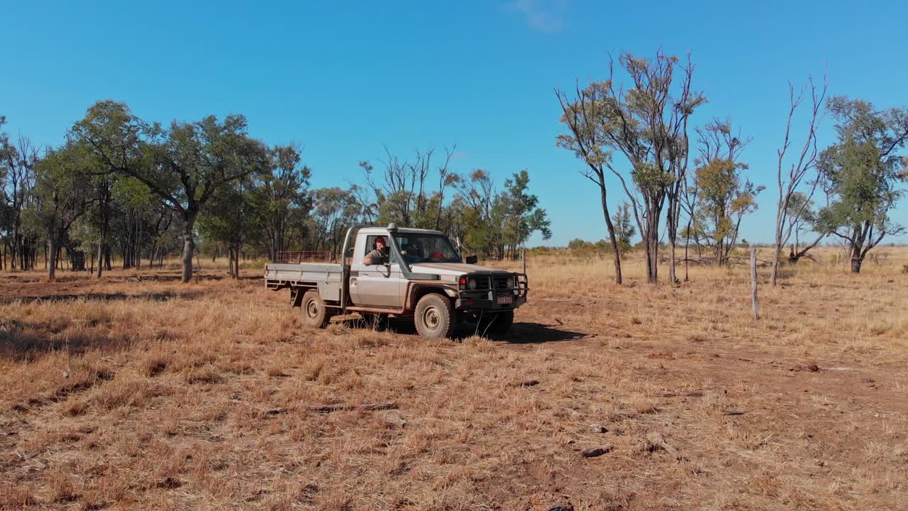 Landcruiser im Emerald Busch geparkt, Queensland, Australien