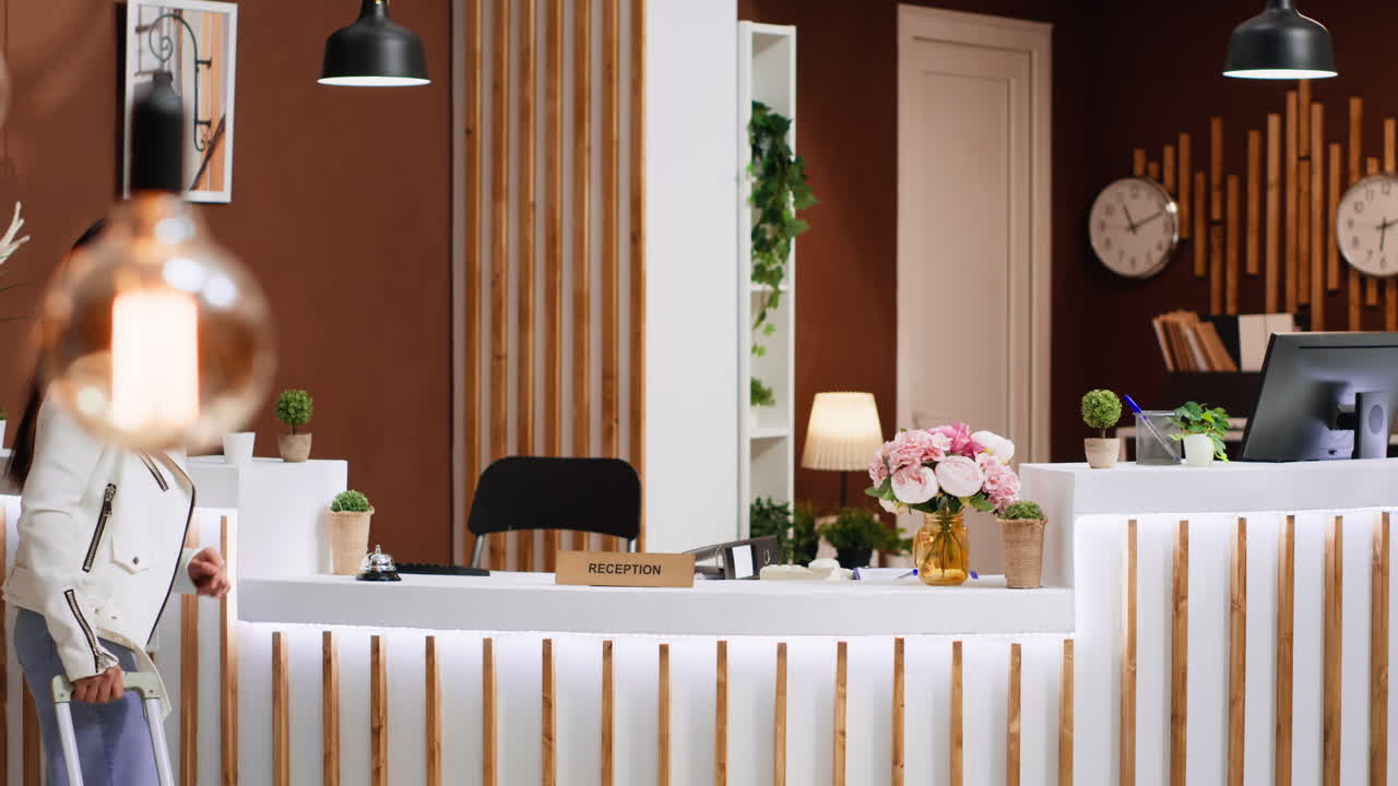 Ospiti dell'hotel che usano il campanello di servizio per ottenere assistenza alla reception