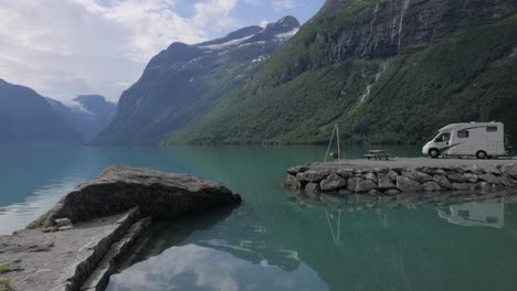 Viajes-De-Vacaciones-Familiares-En-Vehículos-Recreativos,-Viajes-De-Vacaciones-En-Autocaravana.-Hermosa-Naturaleza-Paisaje-Natural-De-Noruega.