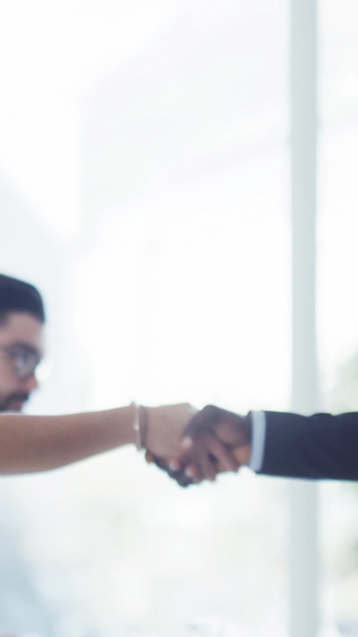 Professionisti che si stringono la mano durante una riunione in un ufficio moderno