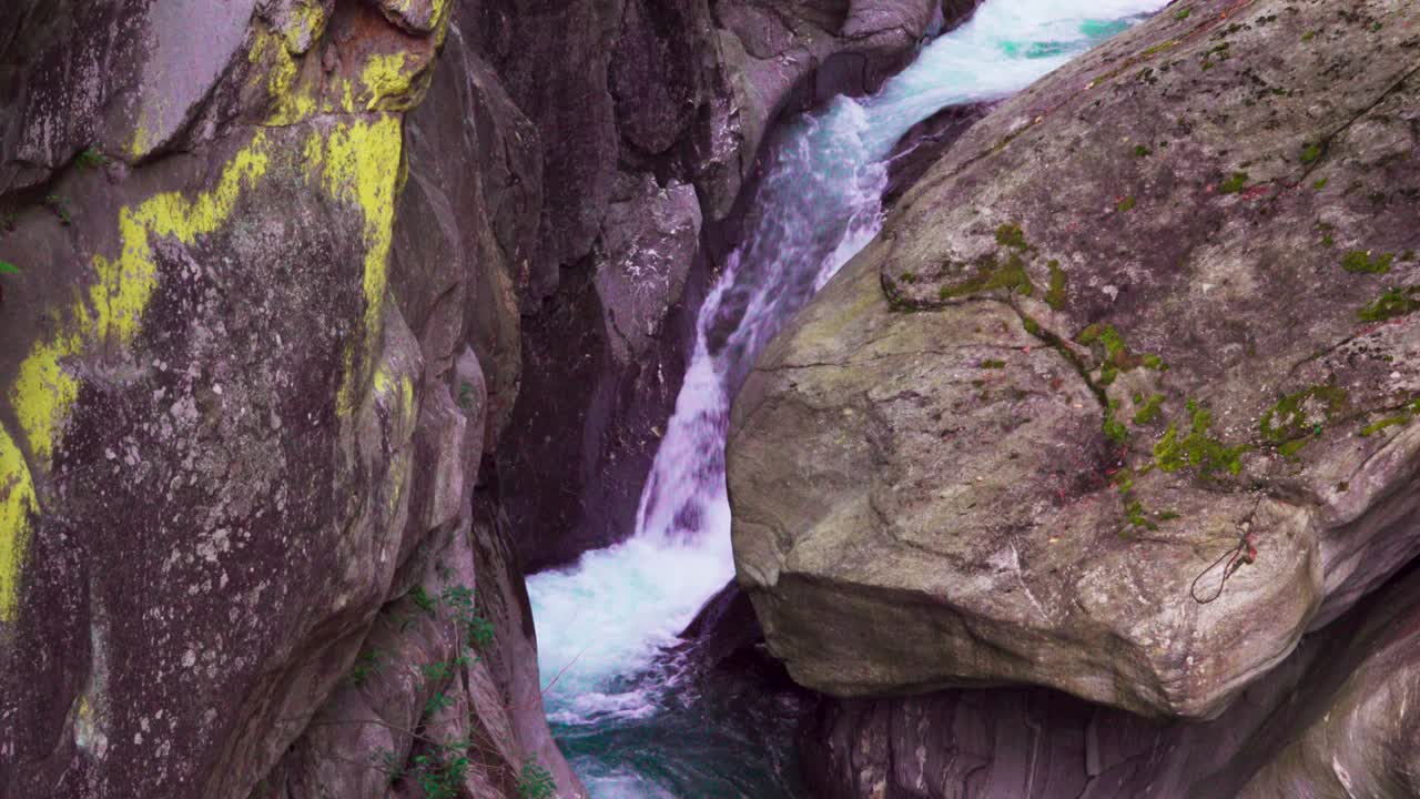el río passer se convierte en una pequeña cascada mientras se exprime a través de una parte estrecha de la garganta passer en el tirol del sur, italia