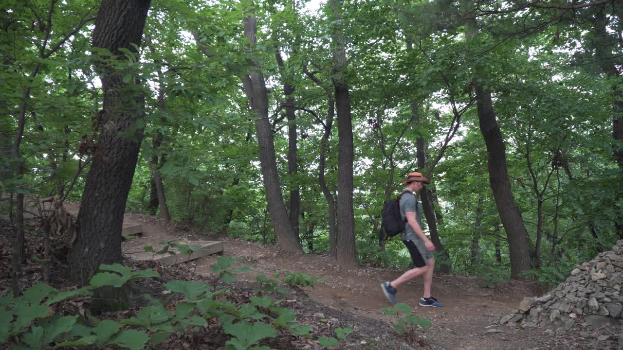 un excursionista masculino caminando por el sendero en la montaña cheonggyesan en corea del sur - toma amplia