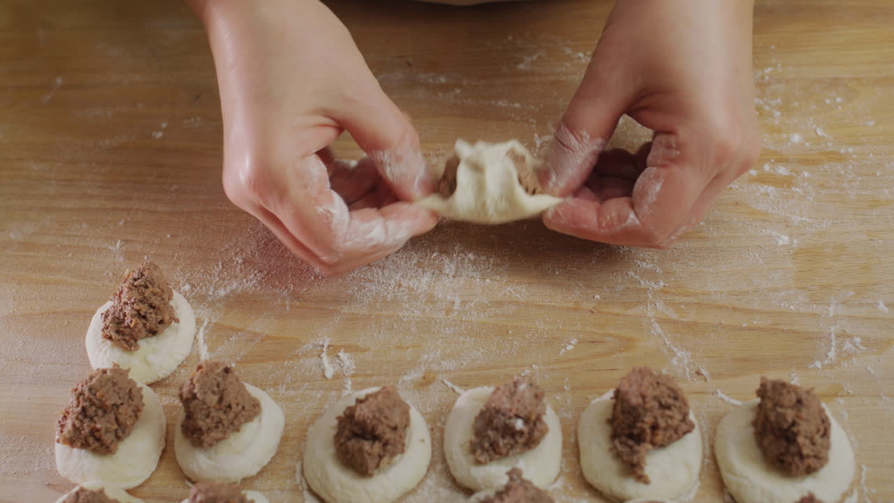 un panadero profesional hace dumplings con relleno de carne. deliciosa cocina tradicional ucraniana