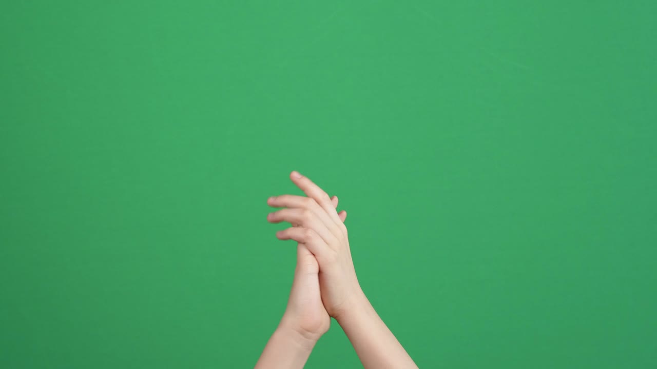 박수. 아이가 손을 치고, 녹색 화면 크롬 키 배경에 박수를 치고. 4k 비디오