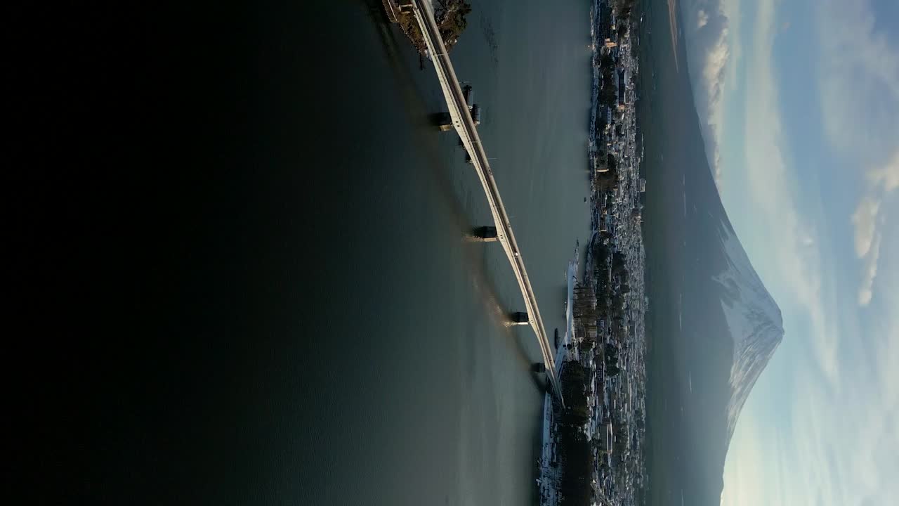 tomada cinematográfica vertical del monte fuji en el lago kawaguchiko