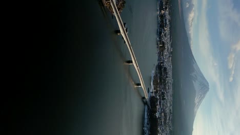tomada cinematográfica vertical del monte fuji en el lago kawaguchiko