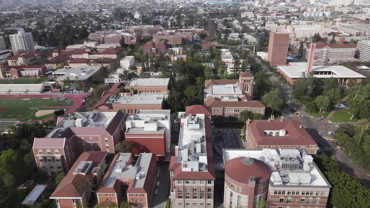 avance aéreo sobre el campus de la universidad del sur de california, los angeles usc