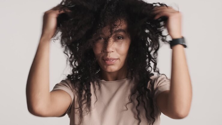 Mooie Afro-Amerikaanse vrouw op een witte achtergrond