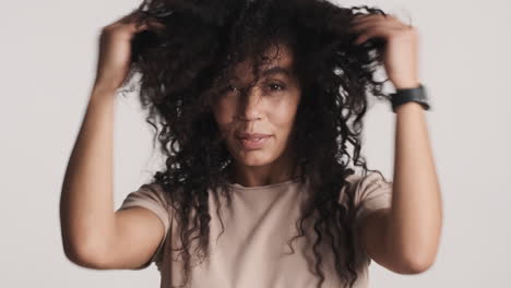 una mujer hermosa afroamericana sobre un fondo blanco.