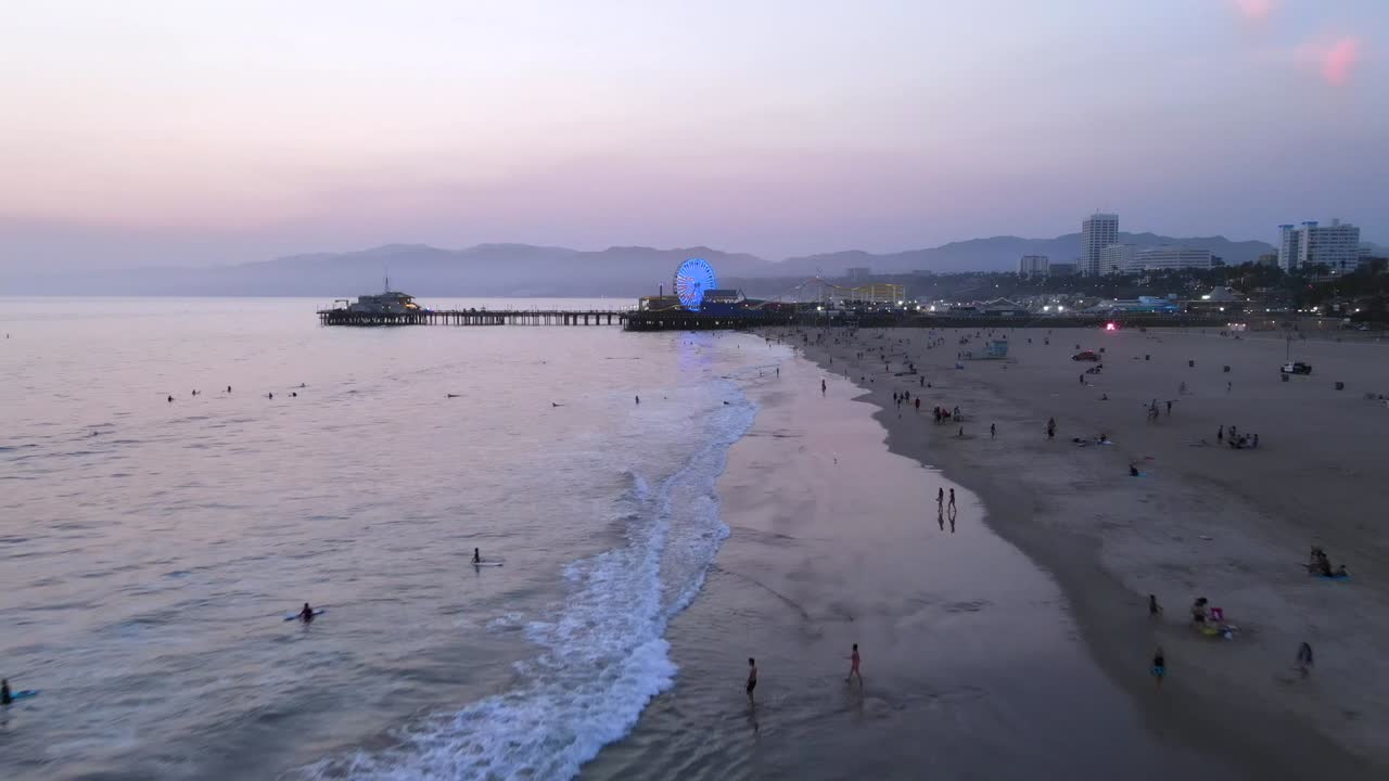 밤이나 황혼 빛 로스 앤젤레스 캘리포니아 3에서 산타 모니카 부두와 대관람차의 공중