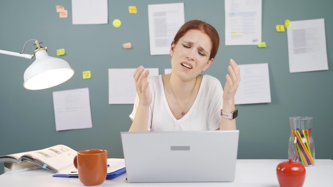 노트북을 보는 여성은 좌절합니다.