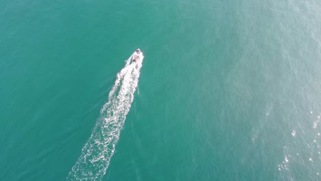 Vista-De-Drones-De-Dos-Barcos-Conduciendo-En-Paralelo