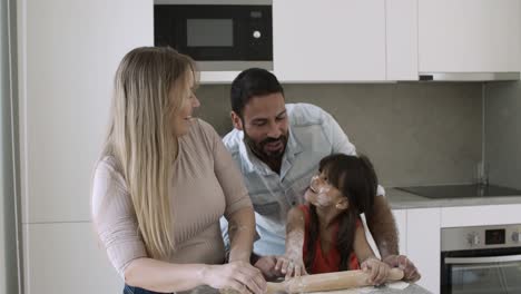 padres alegres y un niño pequeño divirtiéndose