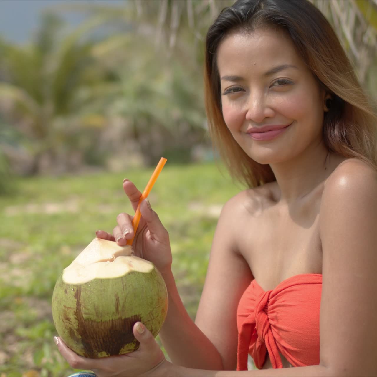 mujer positiva bebiendo coctel de coco