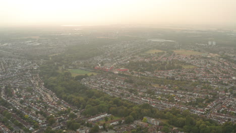 Toma-Aérea-Sobre-Los-Barrios-De-Hanworth-En-Londres.