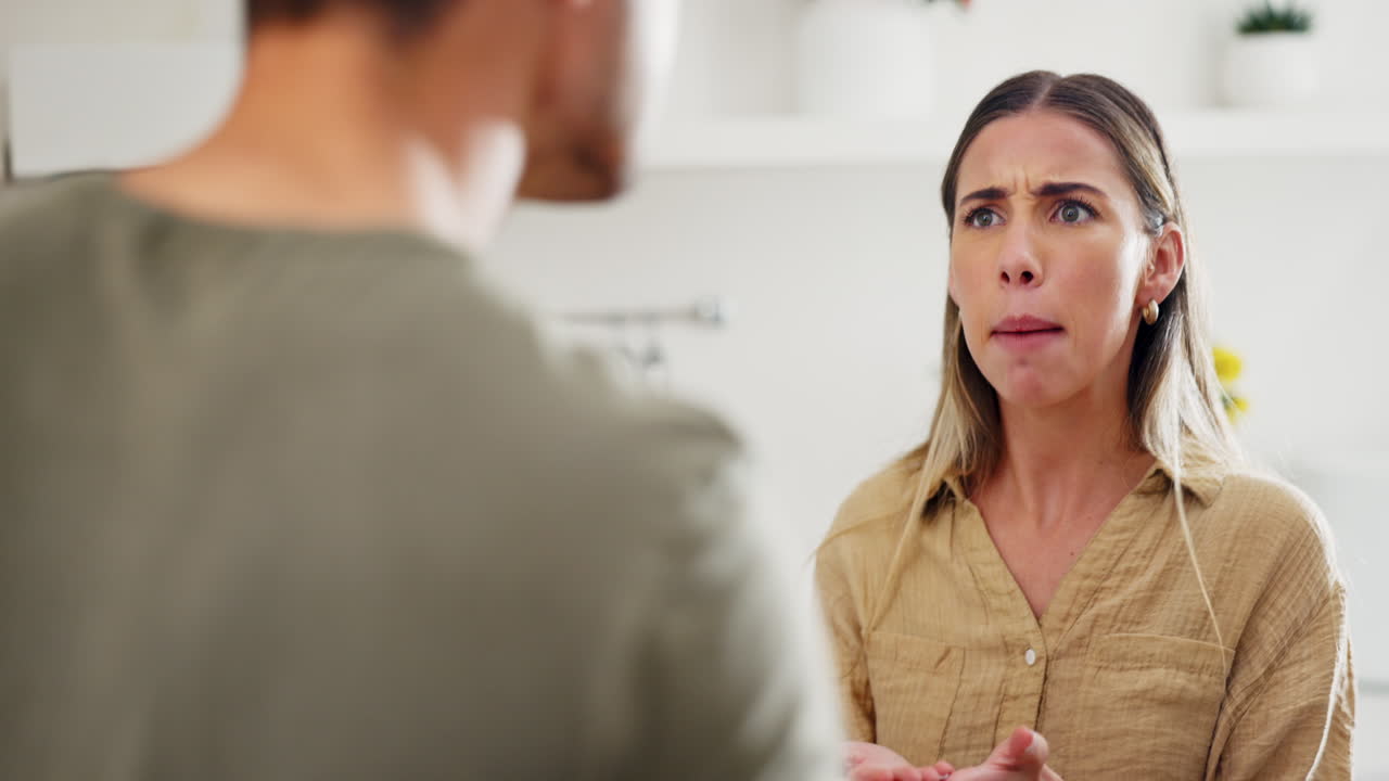 divorcio, pelea y pareja en la cocina enojada