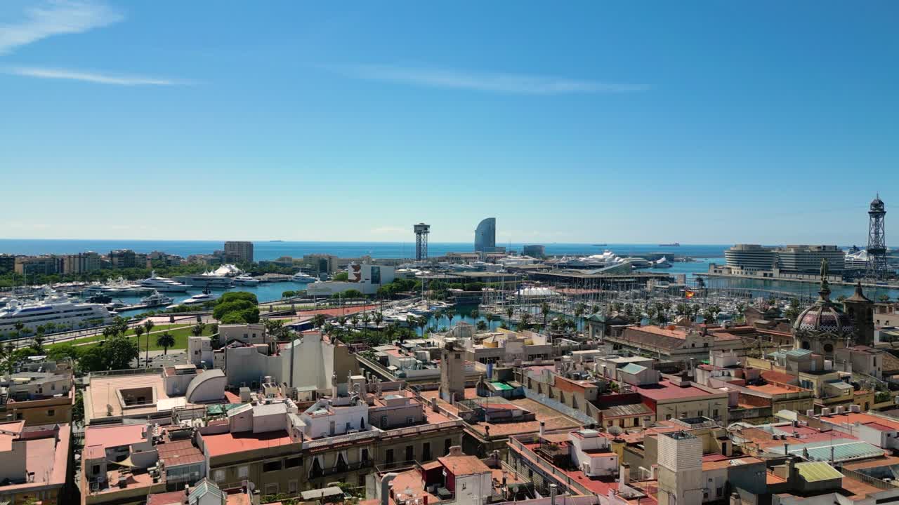 바르셀로나 (barcelona) 의 고 터 (gothic quarter) 와 바르셀라노 항구 (barcelona port) 는 은 날, 공중에서 볼 수 있다. (카탈로니아, 스페인)