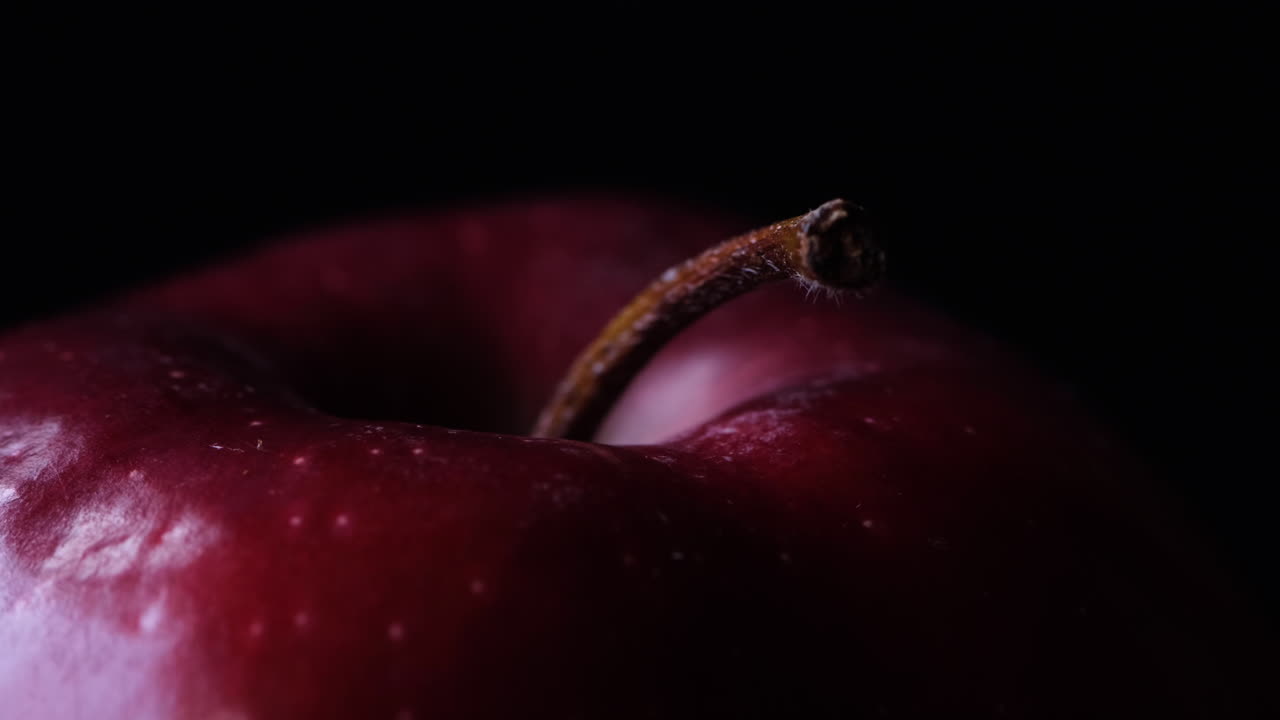 검은색 배경으로 신선한 은 사과를 근접 촬영합니다.