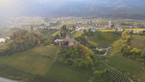 Luftdrohnenvideo-Einer-Mittelalterlichen-Burg-Inmitten-Der-Weinberge-In-Den-Italienischen-Alpen