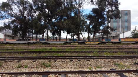 El-Recorrido-De-Un-Ferrocarril,-Que-Recorre-Su-Recorrido-A-Través-De-Diversos-Paisajes-Y-Evoca-Una-Sensación-De-Nostalgia-Por-La-época-Dorada-De-La-Locomoción.