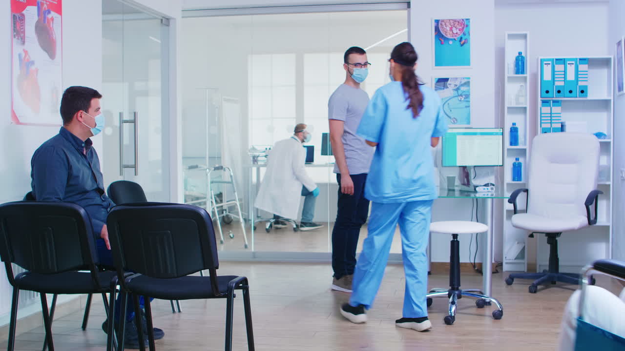 enfermera que usa visera contra la covid-19